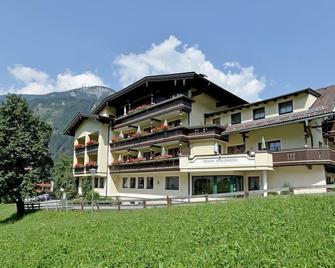 Hotel Waldheim Garni - Mayrhofen - Building