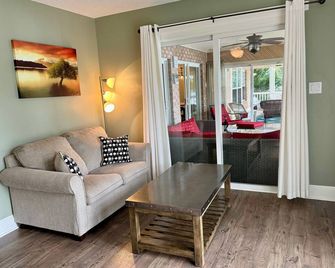 Celebrate Christmas at the Lake! Christmas Tree! Pool Table, Ping Ping & More! - Bracey - Living room