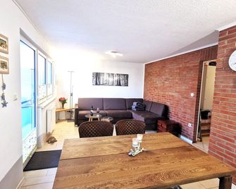 Ferienhäuschen Küstenwald bei Warnemünde, eigener Garten, Terrasse mit Strandkorb, 400m zum Strand - Rostock - Comedor