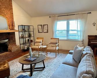 Stylish family home w/ game room and arcade not far from arrowhead stadium - Blue Springs - Living room
