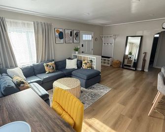 The Blue Haven - Modern San Diego Retreat with Central Location & Gated Parking - San Diego - Living room