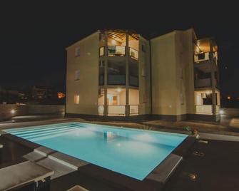 Poolside Hideout Apartments - Novaglia - Piscina