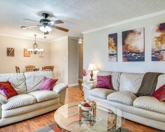2 Mi to Downtown Lake Charles Apartment - Lake Charles - Living room