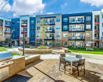 Modern & Chic 1BR Luxury Apts Close to Downtown & Airport - Austin - Building