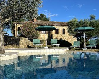 Ancient Borgo restored on top of the hill (Fuoco) - Monte Santa Maria Tiberina - Piscina