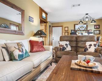 Barndominium with Farm and Firepit near Lake Georgetown - Georgetown - Living room
