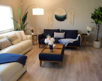 Spacious 5BD Home w EV charger near Sequoia Ntl Pk - Visalia - Wohnzimmer