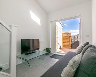 King Pin Corner - Stevenage - Living room