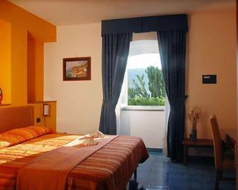 Hotel La Tonnara - Procida - Bedroom