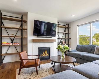 Family Getaway: 5 Mins to Lake Michigan | Big Backyard - Holland - Living room