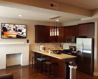 Spacious 4 Bedroom (5 queen beds) 2 Bath in the kenwood neighborhood - Chicago - Kitchen