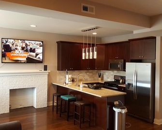 Spacious 4 Bedroom (5 queen beds) 2 Bath in the kenwood neighborhood - שיקאגו - מטבח