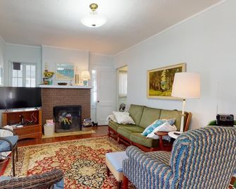 Ft Away From Lake MI Beaches Golf Tennis Park Trails & More Dog Friendly New Ac - New Buffalo - Wohnzimmer