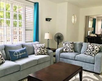 Villa 465 Montego Bay is a perfect getaway spot for families & friends vacations - Montego Bay - Living room