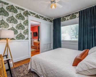 King Bed, Pet Friendly, Main Floor, Walk Downtown - Chariton - Спальня