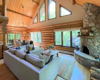 Beautiful Log Cabin Retreat on 6 Acres of Forest Only 10 Minutes to Lake Geneva. - Burlington - Вітальня