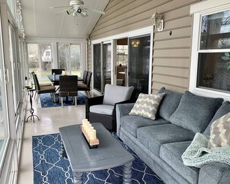 Spectacular waterfront house! - Prospect - Living room