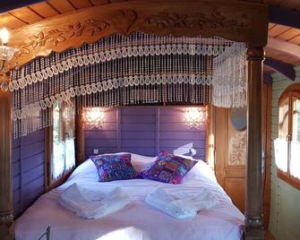 \'Au Bois Cheri\' La Roulotte Gîte, Pool / Whirlpool - Saint-Savin - Chambre
