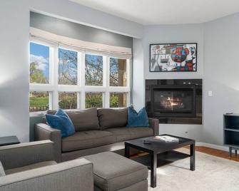 Late summer special!! Book a stay during August and September and receive a 15% discount - Denver - Living room