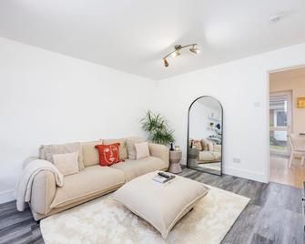 Stylish 2-Bed East London Home Contracto - London - Living room