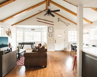 Ac + 5mins To Village/Shops/Bikepark/Zoo + Firepit - Big Bear Lake - Living room