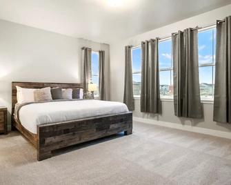 Brand New Home Near Airport!\n\n - Aurora - Habitación