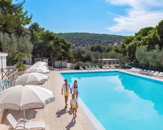 Gattarella Family Resort Puglia - Self catering accommodations in the pinewood - Vieste - Pool