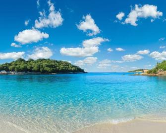 Atlantis Hotel & Apartments - Ksamil - Playa