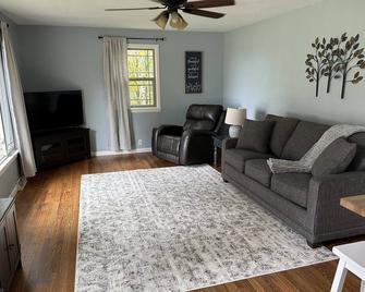 Driftless-region sweet spot with a view right beside bike trail in Southwest WI! - Viroqua - Sala de estar