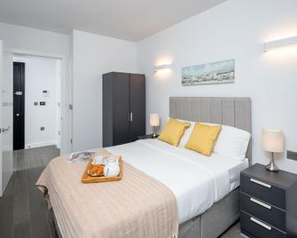 St Albans City Apartments - Near Luton Airport and Harry Potter World - St. Albans - Bedroom