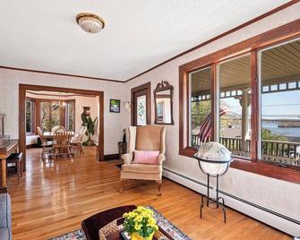 Grammy's Lake House w Private Waterfront Access - East Hampton - Living room