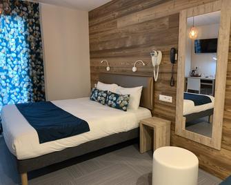 Hotel Lacour - Eygliers - Bedroom