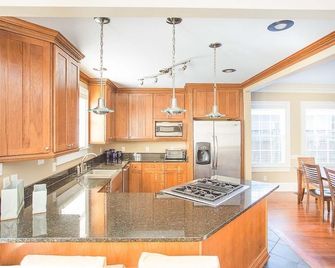 Charming Charlton by Lucky Savannah - Savannah - Kitchen