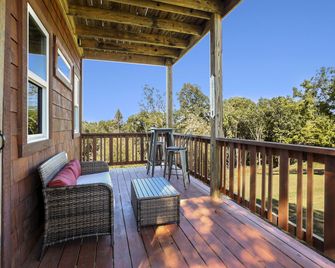Family-Friendly Cabin with Hot Tub in Ozark Mountains and nearby Beaver Lake, Eureka Springs - Eureka Springs - Balcony