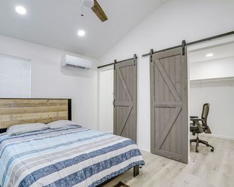 Sleek and Modern El Paso Retreat about 6 Mi to Downtown! - El Paso - Bedroom