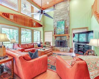 Riverfront Cabin on 2 Acres in Glenwood! - Glenwood - Sala de estar
