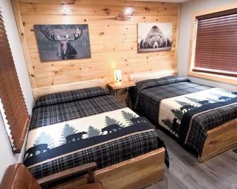 Escape to the tranquility of our cozy cabin inn, where rustic charm meets modern comfort. Experience a home away from home ambiance. - Spencerport - Спальня