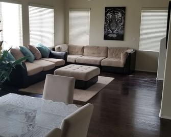 speedway 5 min, strip 15 min. Mtn/train views - Las Vegas - Living room
