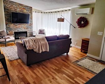 Cozy & convenient to McKenzie River 20 min to Eugene 2/bed 2/bath Sleeps 4+ Pets - Springfield - Huiskamer