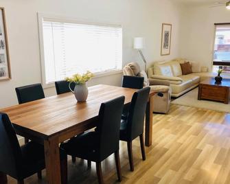 Umina Beach House - 6 minutes walk to the beach - Ettalong beach - Dining room