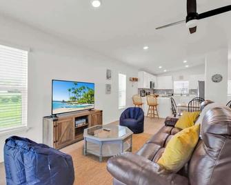 3BR House with Backyard & access to Auburndale Trail - Auburndale - Living room