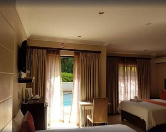 SINGLE ROOM - Home away home ,safety is guaranteed,hospitality is our name - Umhlanga - Bedroom