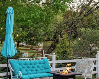 Charming 3 bedroom farmhouse retreat. Peaceful, scenic, and full of adventure. - Ellenboro - Patio