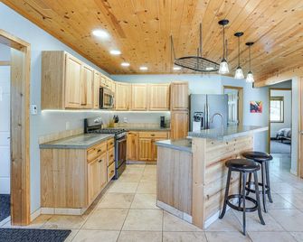 8 Mi to Staunton State Park: Mtn-view Hideaway! - Pine - Kitchen