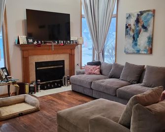 Perfect Home 3bd/2 bath, charming Schererville, IN, Sleeps 6. (35 mi to Chicago) - Schererville - Living room