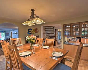 Spacious Lakehouse w/ Deck, Kayaks, & Dock! - Cambridge - Comedor