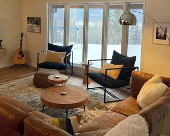 Nell's Mountain Lodge - Arcade Hottub Fire Pit 5 Acres - Golden - Living room