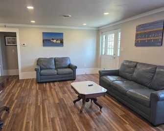 Cozy 3br/2bath Retreat On Half Acre Near Dover Attractions De Turf - Dover - Wohnzimmer