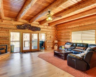 Deck, Grill And River Access California - Weaverville - Living room