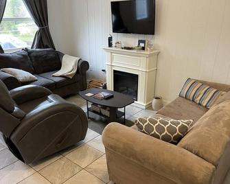 A Cozy, New, Tucked Away Cottage - Souris - Sala de estar